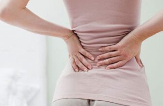 Đau lưng khi cúi xuống là triệu chứng phổ biến, biểu hiện bằng những cơn đau nhói hoặc đau thắt tại vùng lưng