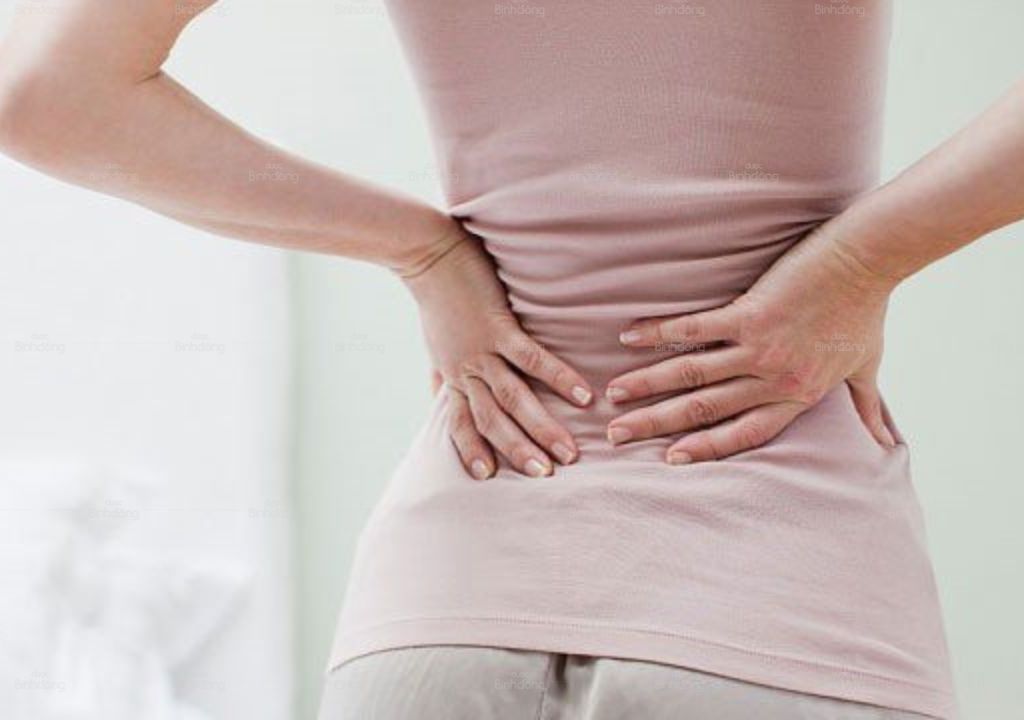 Đau lưng khi cúi xuống là triệu chứng phổ biến, biểu hiện bằng những cơn đau nhói hoặc đau thắt tại vùng lưng