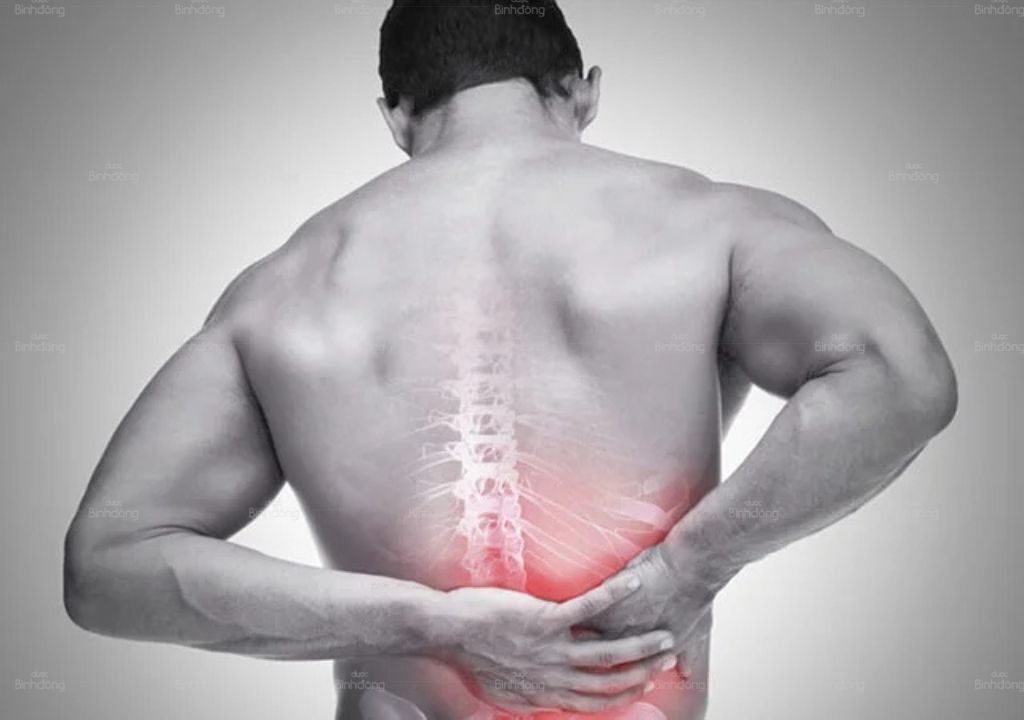 Hình ảnh người đàn ông đang đau thắt lưng khi cúi xuống