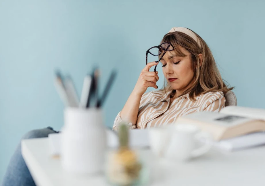 Hình ảnh người phụ nữ đang làm việc quá sức