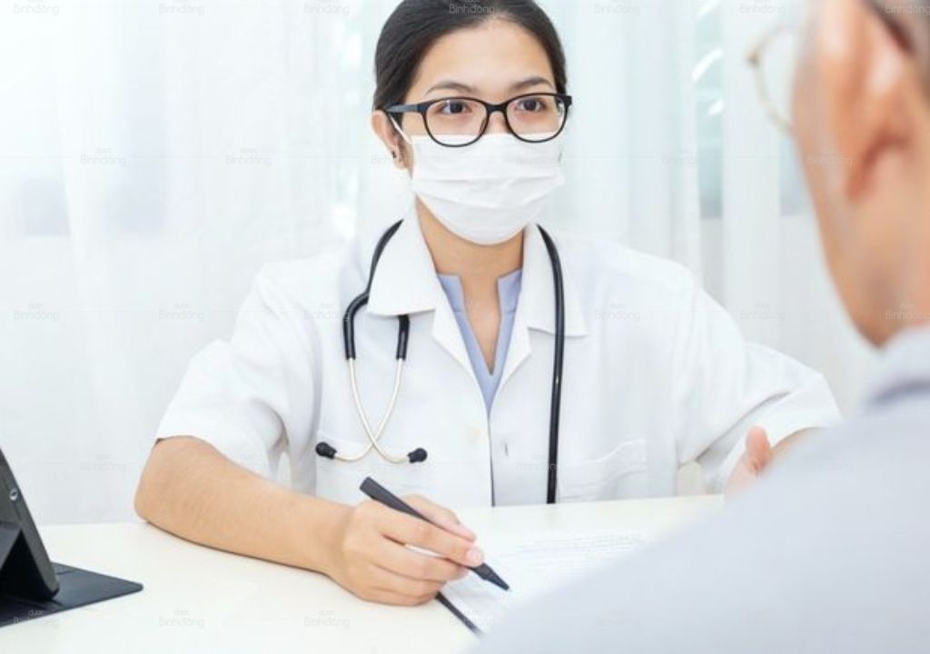 Hình chụp người bác sĩ đang tư vấn cho bệnh nhân