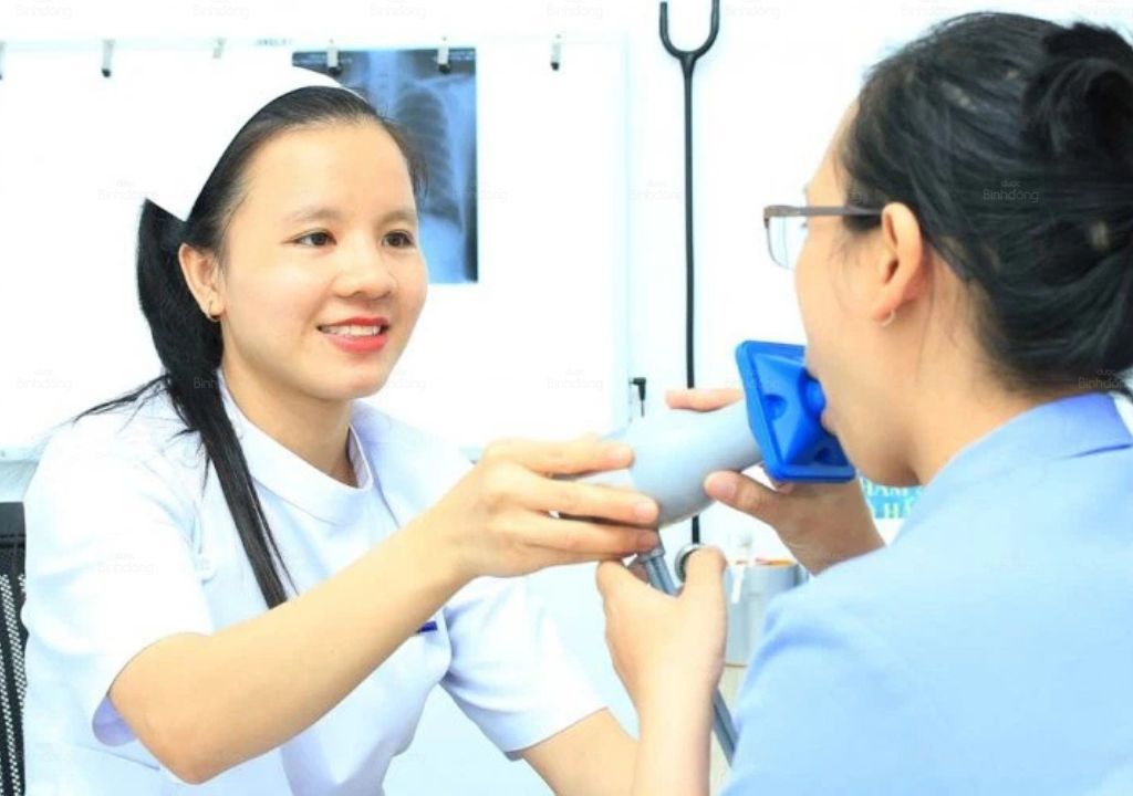 Người bác sĩ đang thăm khám cho bệnh nhân