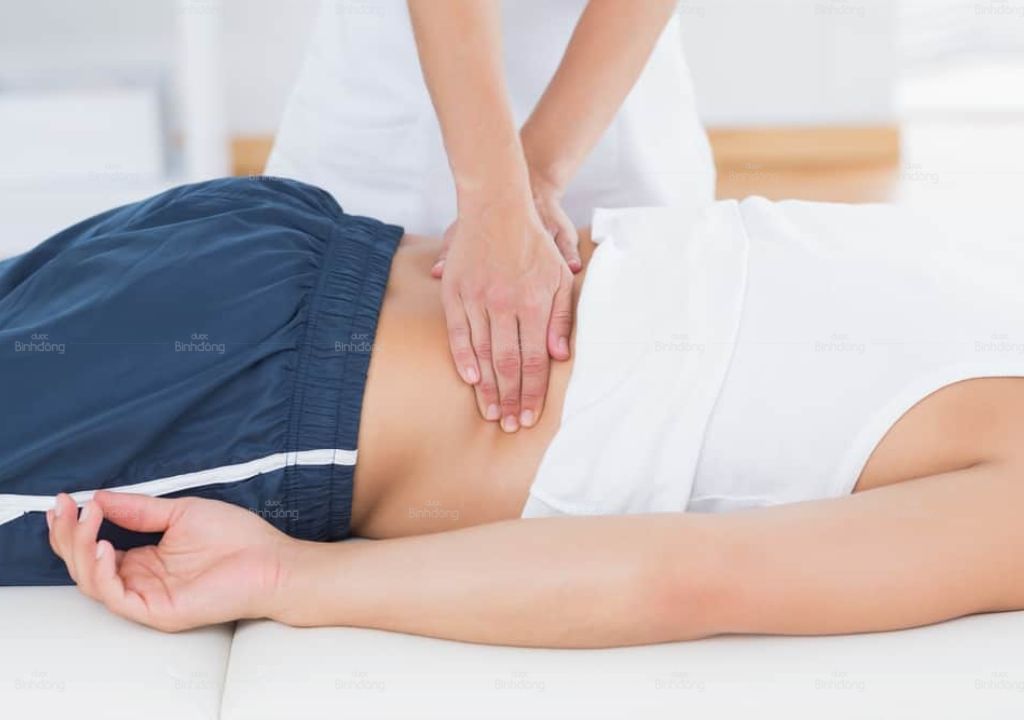 Hình chụp về người bác sĩ đang điều trị vậy lý trị liệu cho bệnh nhân