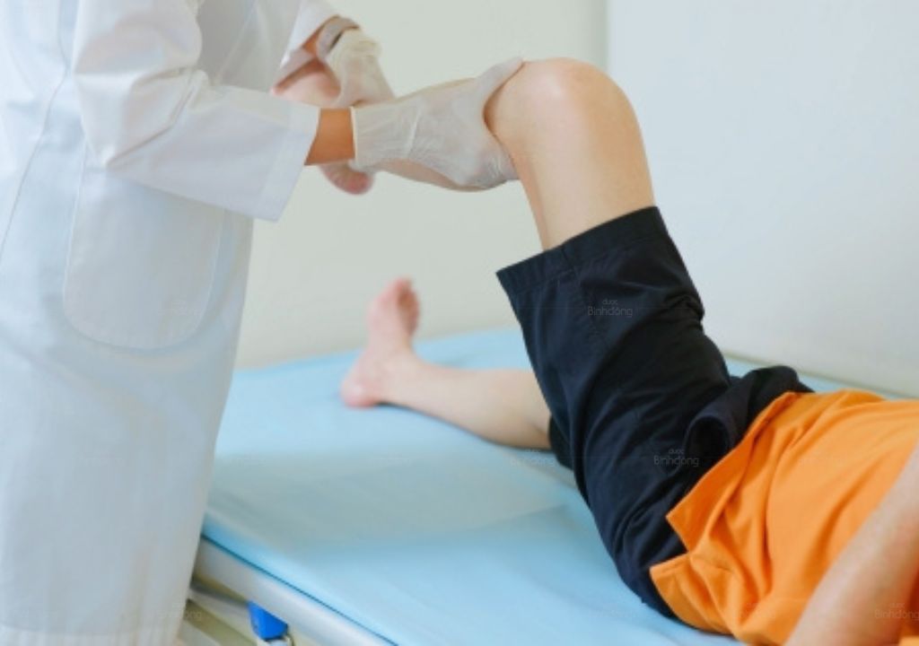 Bác sĩ đang hướng dẫn tập vật lý trị liệu