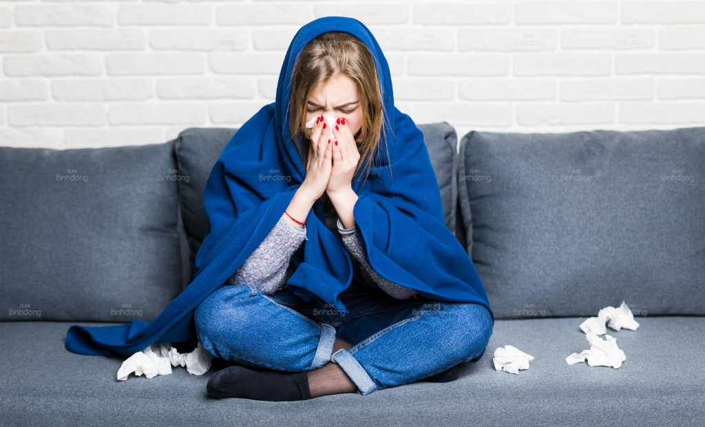 Hình chụp người phụ nữ đang bị ho khi nằm