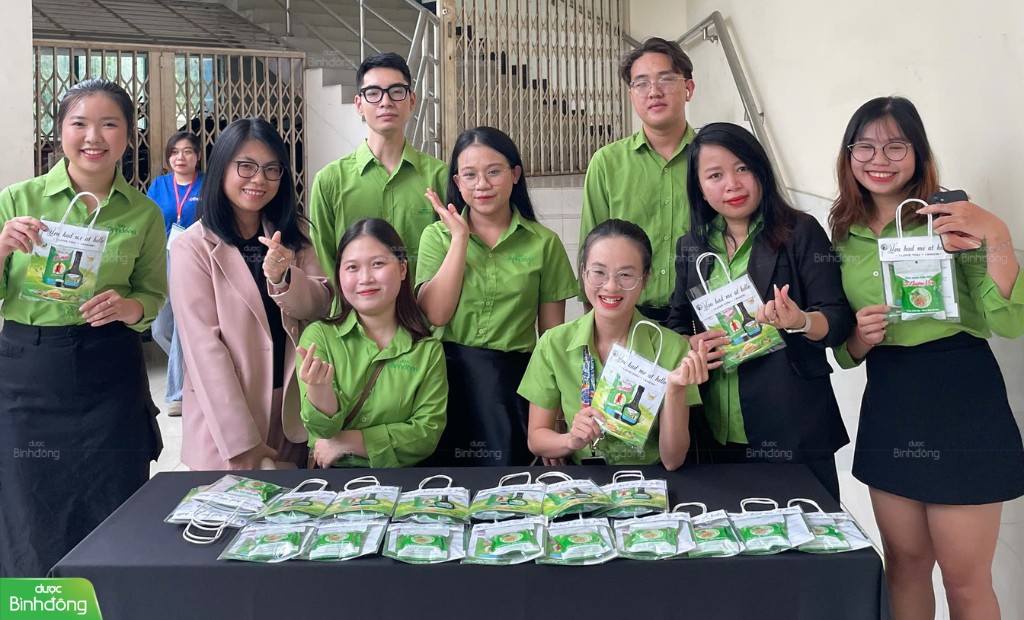Các nhân viên nhà Dược Bình Đông sẵn sàng gửi tặng khán giả những túi quà Thiên Môn Bổ Phổi xinh xắn