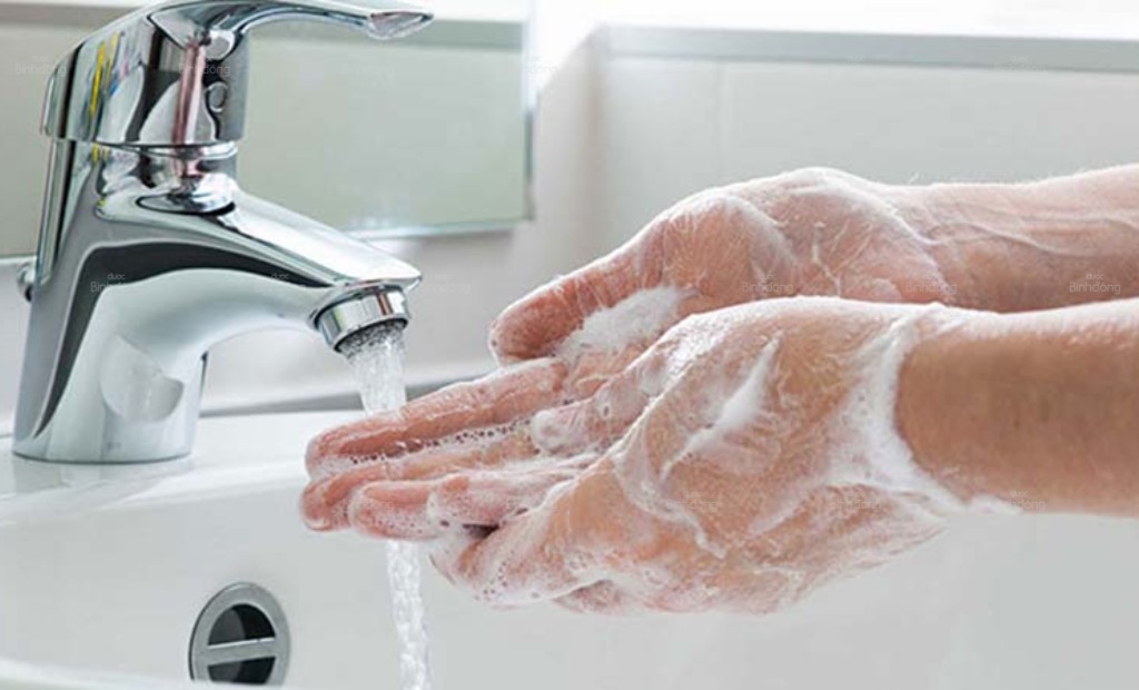 Rửa tay thường xuyên bằng xà phòng hoặc dung dịch sát khuẩn để phòng bệnh