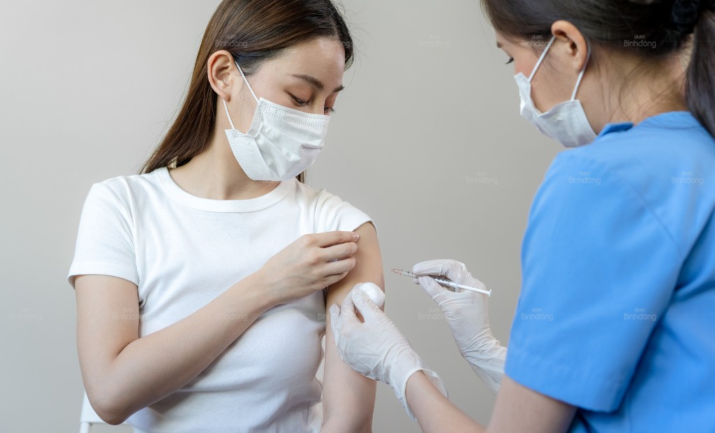 Tiêm phòng vaccine là một trong những biện pháp bảo vệ hệ hô hấp hiệu quả