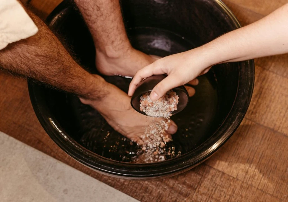 Hình ảnh một người đang ngồi ngâm chân