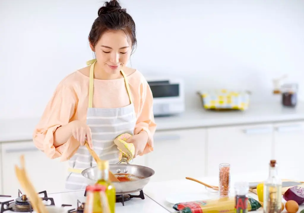 Người phụ nữ đang chuẩn bị nấu ăn