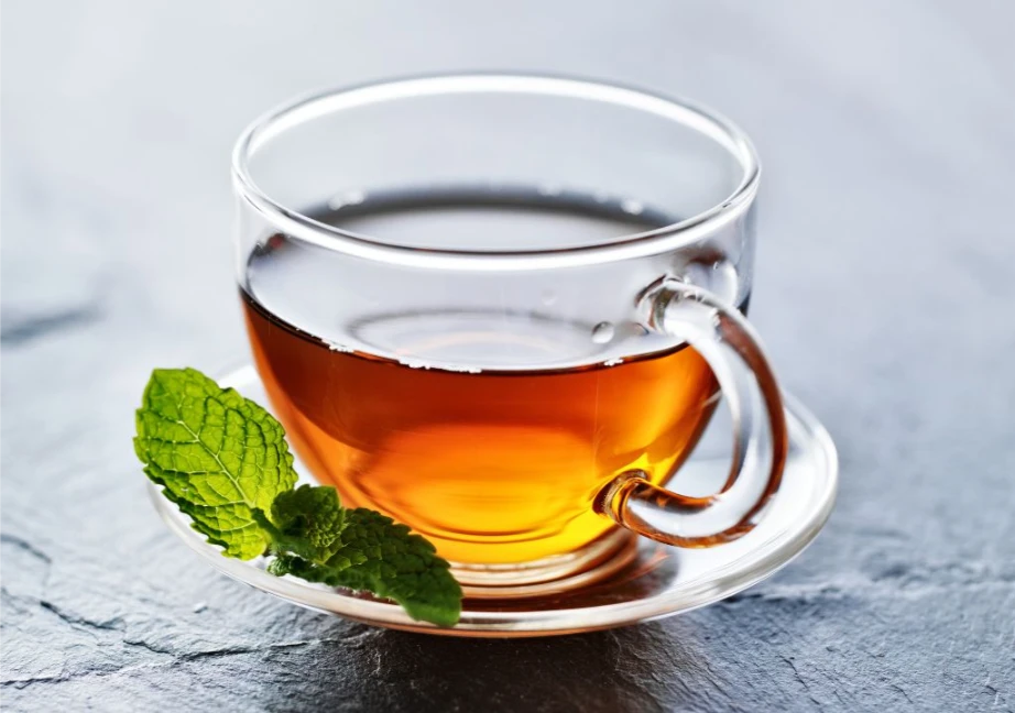 Uống trà nóng sau khi xông hơi để làm ấm cơ thể, bù nước