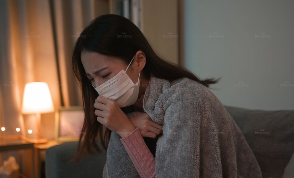 Người phụ nữ đang bị ho về đêm