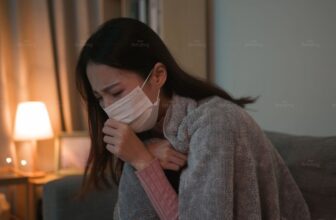 Người phụ nữ đang bị ho về đêm
