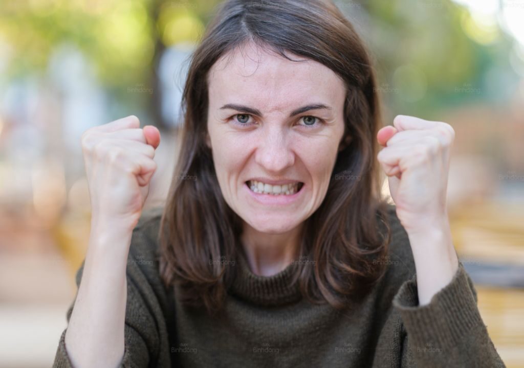 Người phụ nữ đang giận dữ