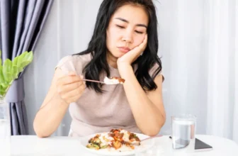 Hình chụp người phụ nữ đang chán ăn do đắng miệng