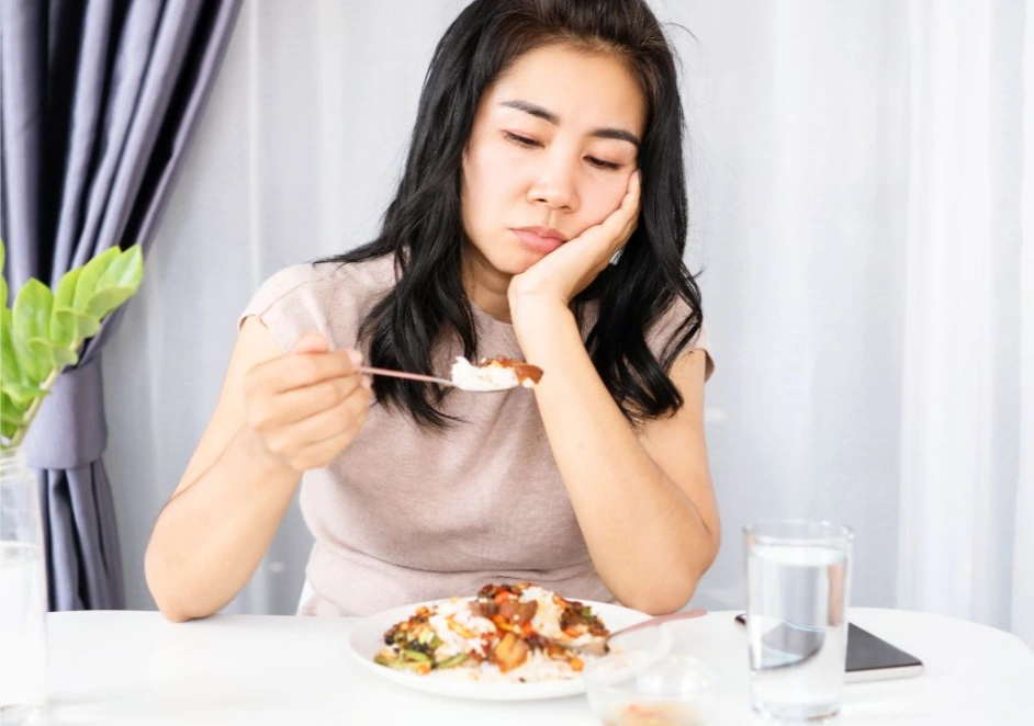 Hình chụp người phụ nữ đang chán ăn do đắng miệng