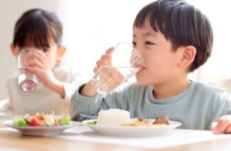 Hình ảnh 2 đứa trẻ đang uống nước