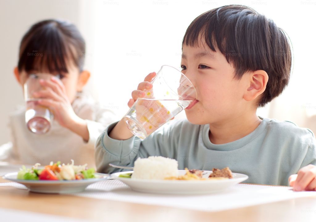 Hình ảnh 2 đứa trẻ đang uống nước