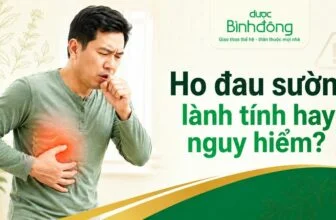 Nam giới ho và ôm vùng sườn, bên cạnh tiêu đề ho đau sườn lành tính hay nguy hiểm.