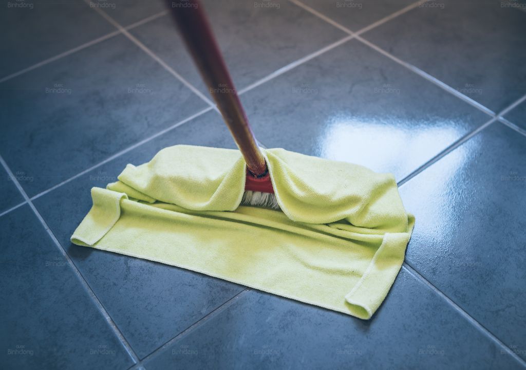 Hình chụp về sàn đang được lau khô
