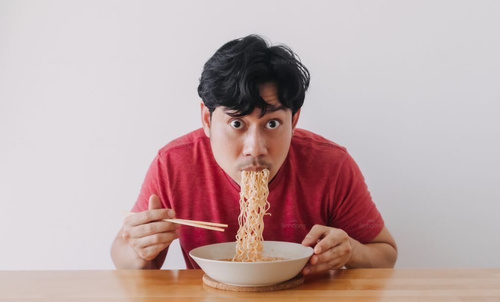 Người đàn ông đang ăn mì tôm