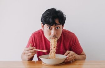 Người đàn ông đang ăn mì tôm