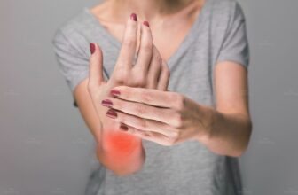 Người phụ nữ bị viêm khớp