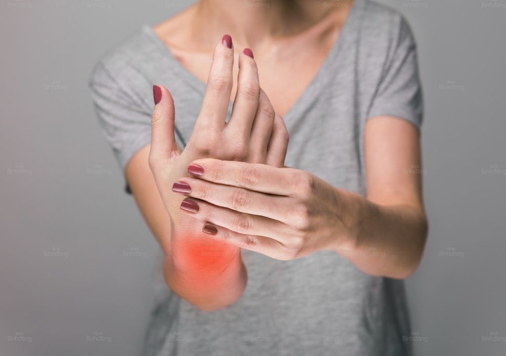 Người phụ nữ bị viêm khớp