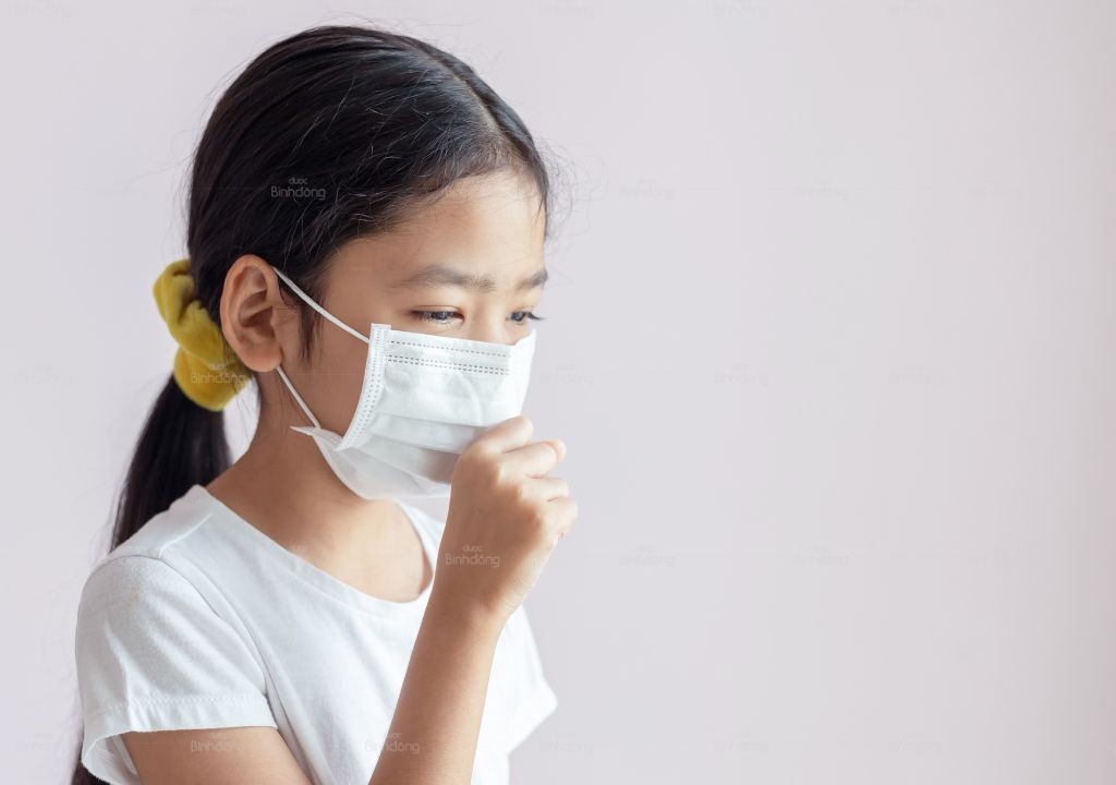 Em bé đang đeo khẩu trang phòng bệnh