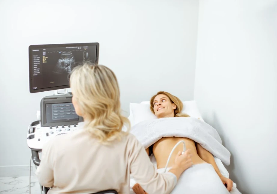 Bác sĩ thực hiện siêu âm bụng