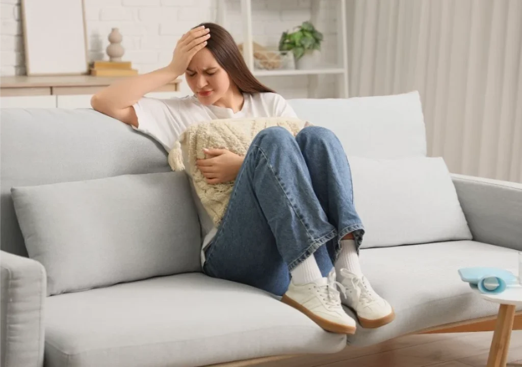Cô gái bị đau bụng kinh
