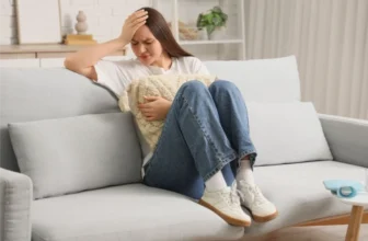 Cô gái bị đau bụng kinh