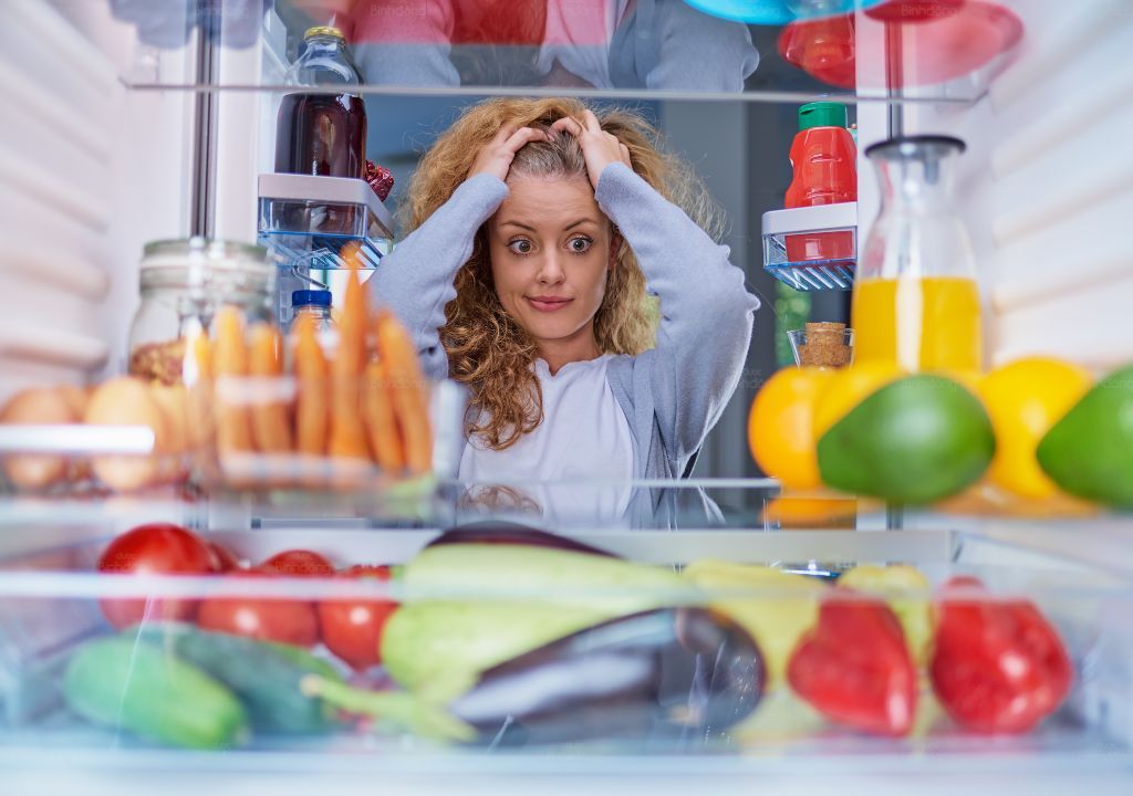 Hình chụp người phụ nữ đang ăn trái cây trị đau họng