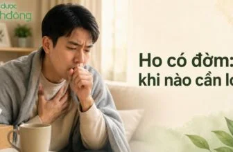 Người đàn ông quấn chăn, ôm ngực và che miệng khi ho trong phòng khách, bên cạnh dòng chữ “Ho có đờm: khi nào cần lo?” và logo Dược Bình Đông.
