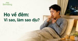 Người đàn ông ho về đêm khi nằm trên giường, minh họa nguyên nhân và cách làm dịu cơn ho ban đêm