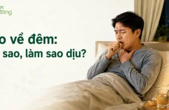Người đàn ông ho về đêm khi nằm trên giường, minh họa nguyên nhân và cách làm dịu cơn ho ban đêm