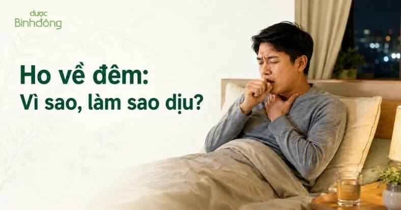 Người đàn ông ho về đêm khi nằm trên giường, minh họa nguyên nhân và cách làm dịu cơn ho ban đêm