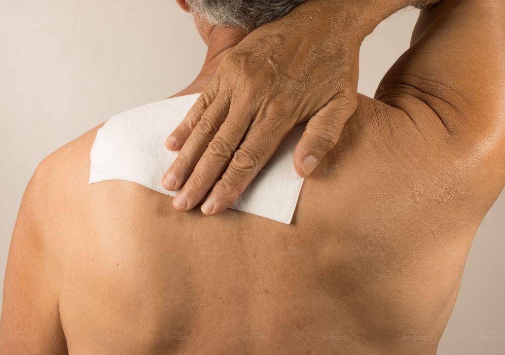 Hình chụp người đàn ông đang dán salonpas