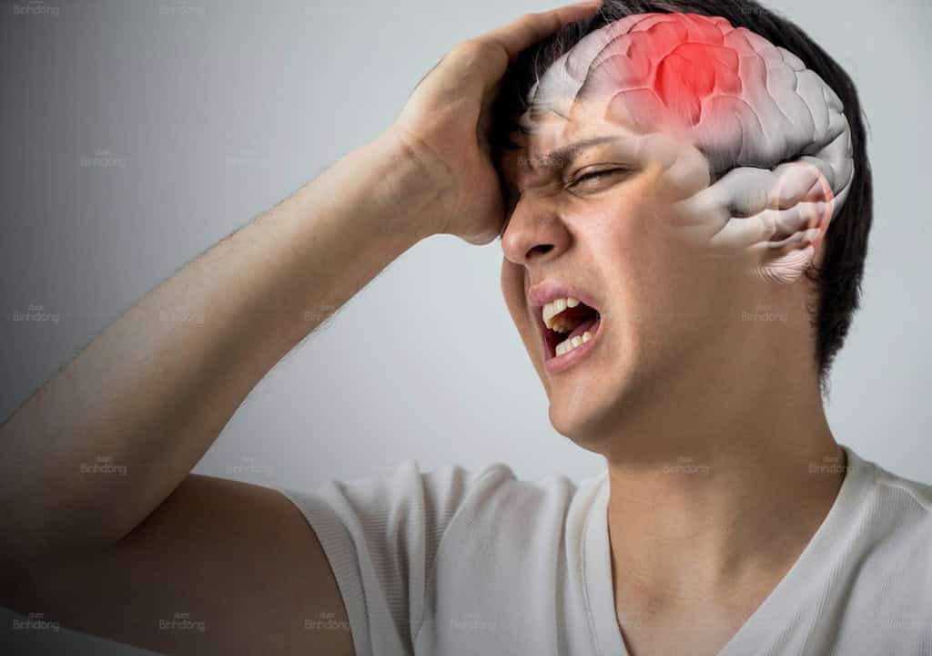 Người phụ nữ đang bị đau đầu