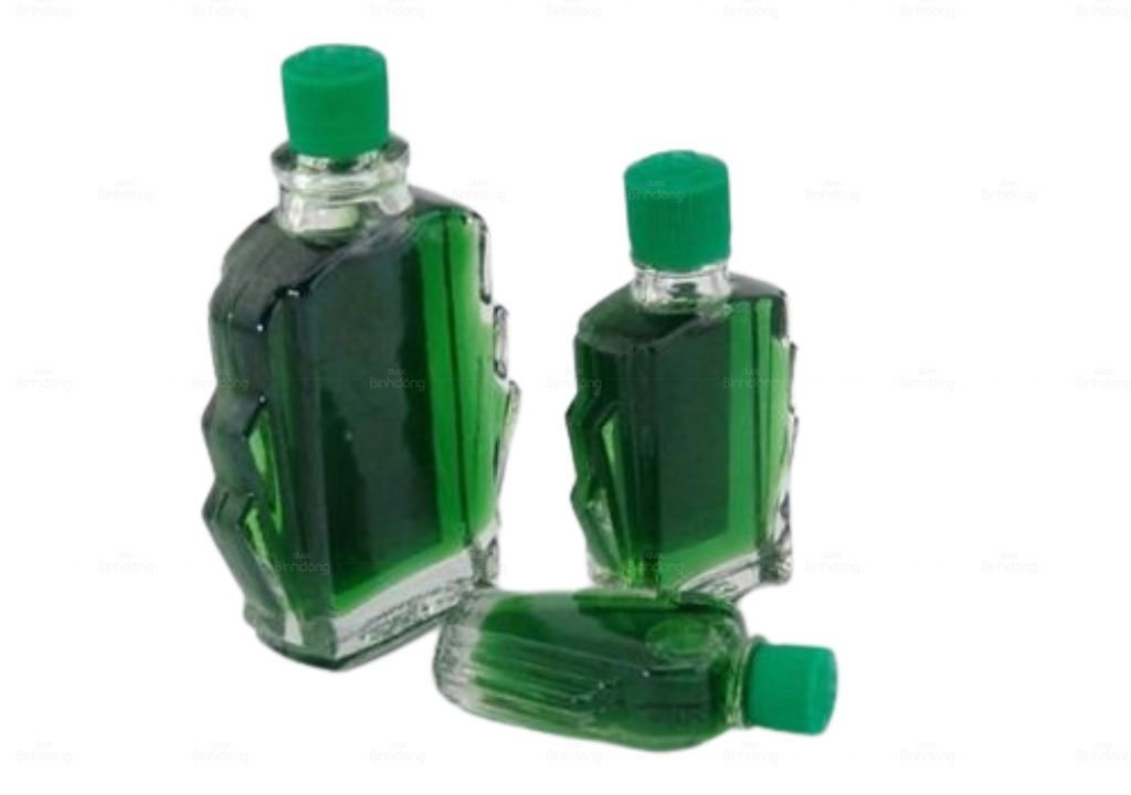 Hình ảnh chai dầu gió màu xanh dùng phổ biến để làm ấm bụng và giảm co thắt nhẹ trong những ngày bị đau bụng kinh