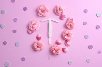 Hình minh họa vòng tránh thai IUD đặt giữa biểu tượng chu kỳ kinh nguyệt.