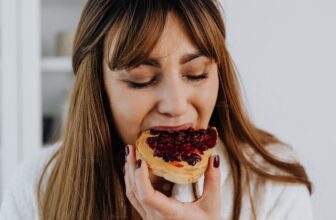 Hình ảnh minh họa phụ nữ trong kỳ kinh dễ thèm đồ ngọt nhưng ăn nhiều có thể khiến cơn đau bụng nặng hơn.