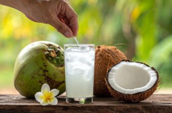 Nước dừa và nguyên liệu tự nhiên, minh họa cho lợi ích của nước dừa trong kỳ kinh nguyệt.