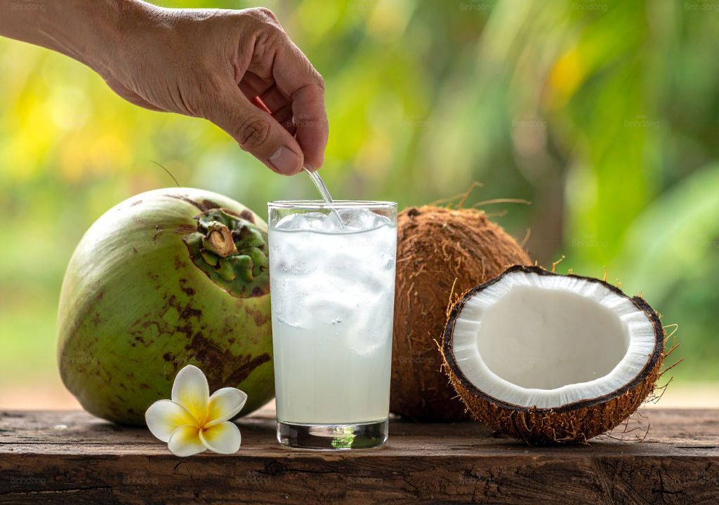 Nước dừa và nguyên liệu tự nhiên, minh họa cho lợi ích của nước dừa trong kỳ kinh nguyệt.