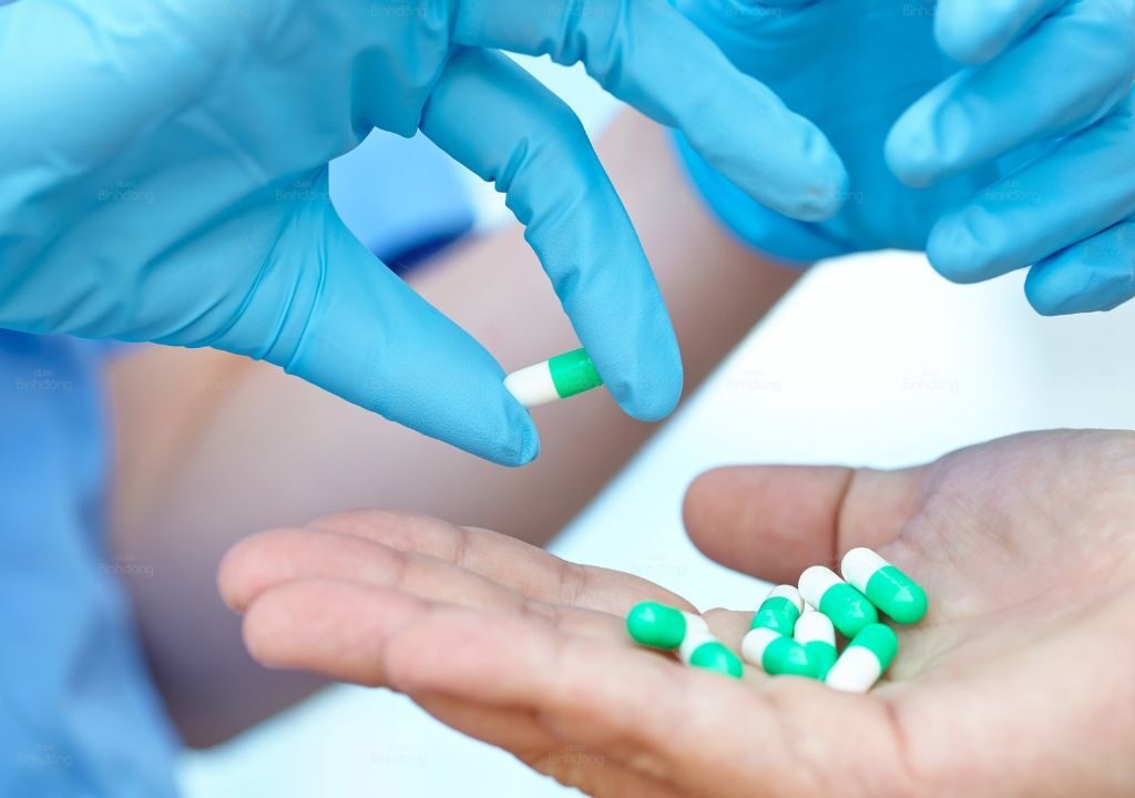 Đau bụng kinh có nên uống thuốc giảm đau