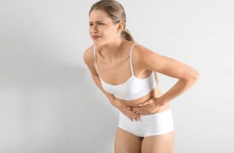 Người phụ nữ bị đau bụng kinh và kéo dài trong thời giand ài