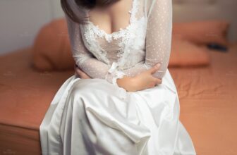 Người phụ nữ bị đau bụng kinh giai đoạn tiền mãn kinh