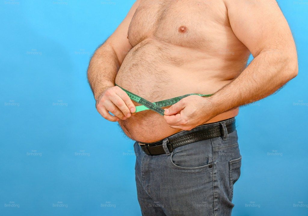 Nam giới vòng bụng to, đo mỡ bụng sau thời gian thức khuya dậy muộn và rối loạn chuyển hóa.