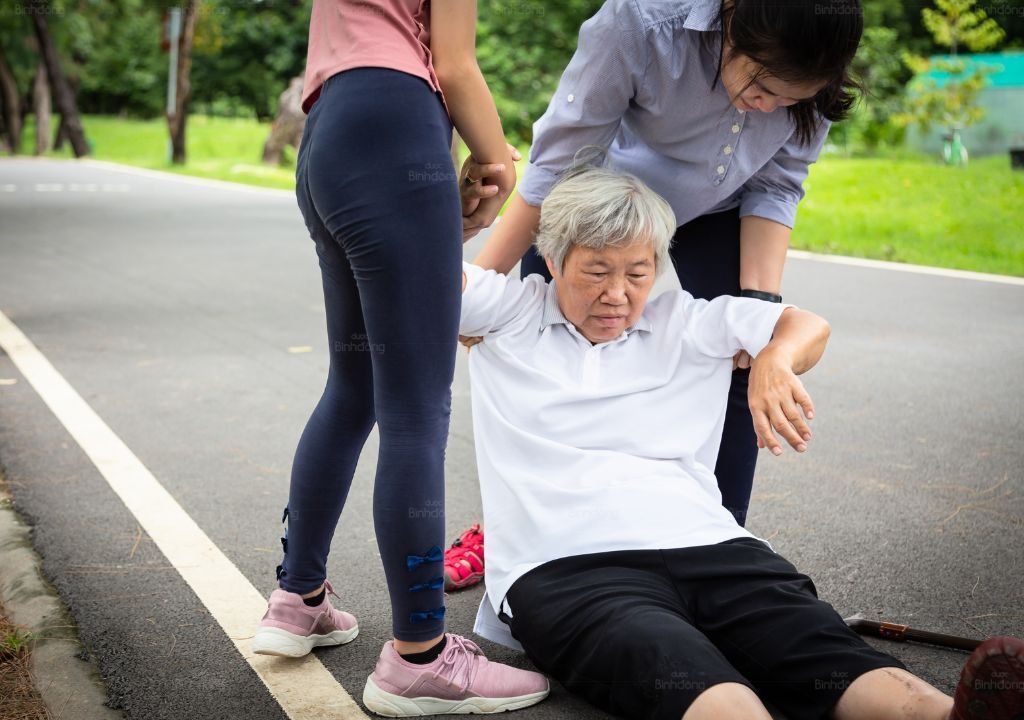 Người cao tuổi bị choáng váng, mất thăng bằng và được người thân hỗ trợ.