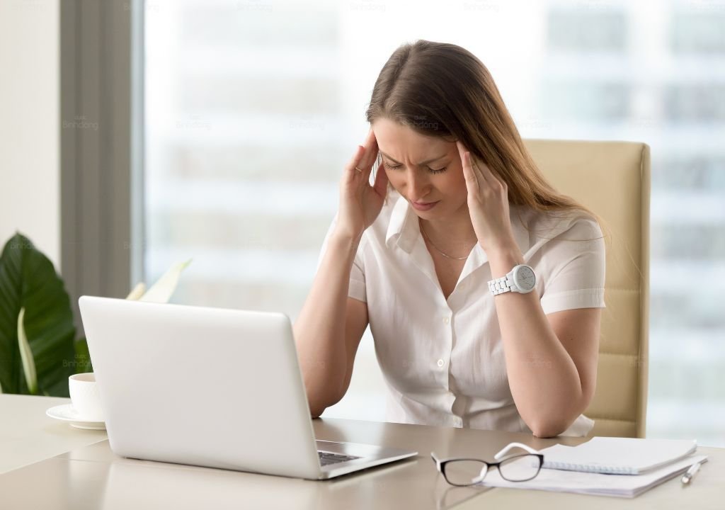 Người làm việc văn phòng bị chóng mặt, choáng váng do căng thẳng và suy nhược.